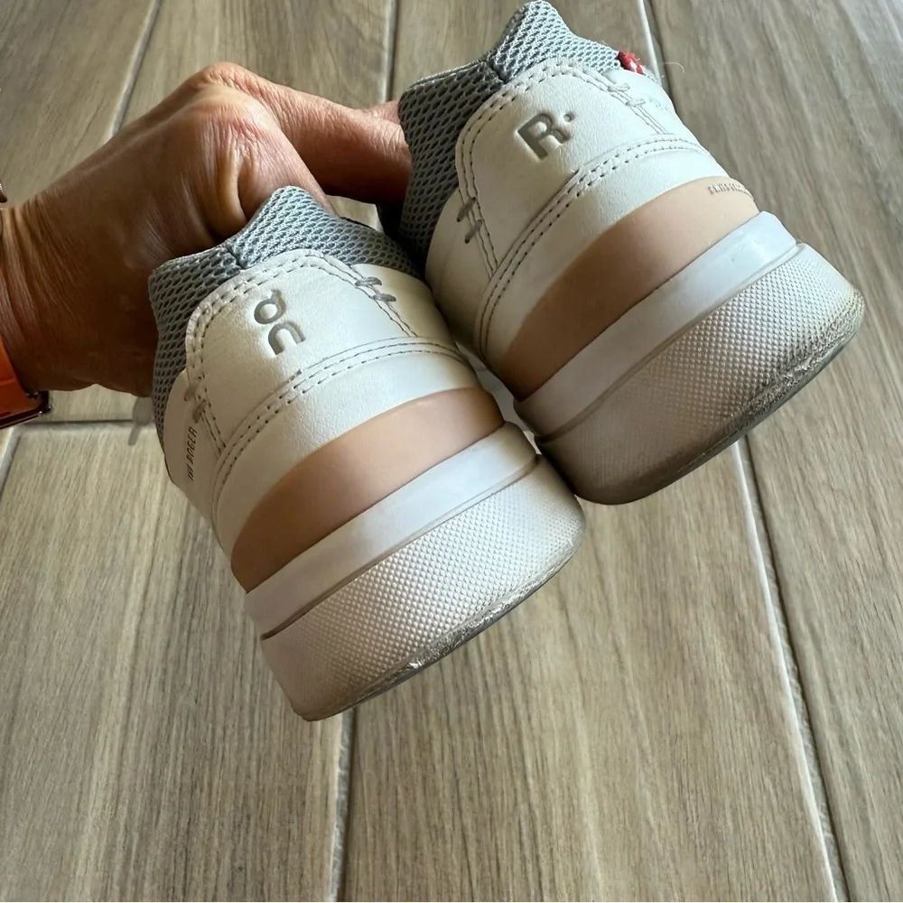 On Running The Roger Advantage Tennis Sneakers